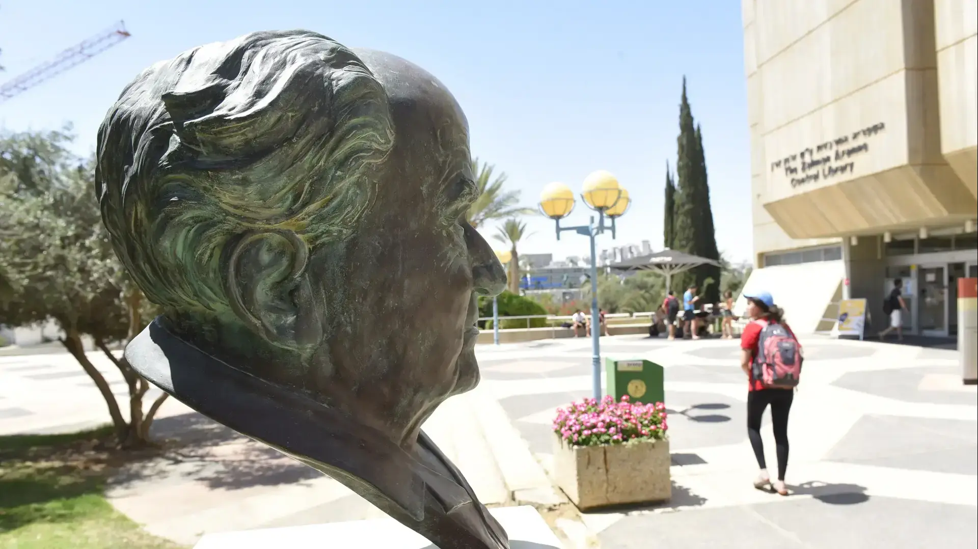 פסלו של בן גוריון באוניברסיטת בן גוריון בבאר שבע