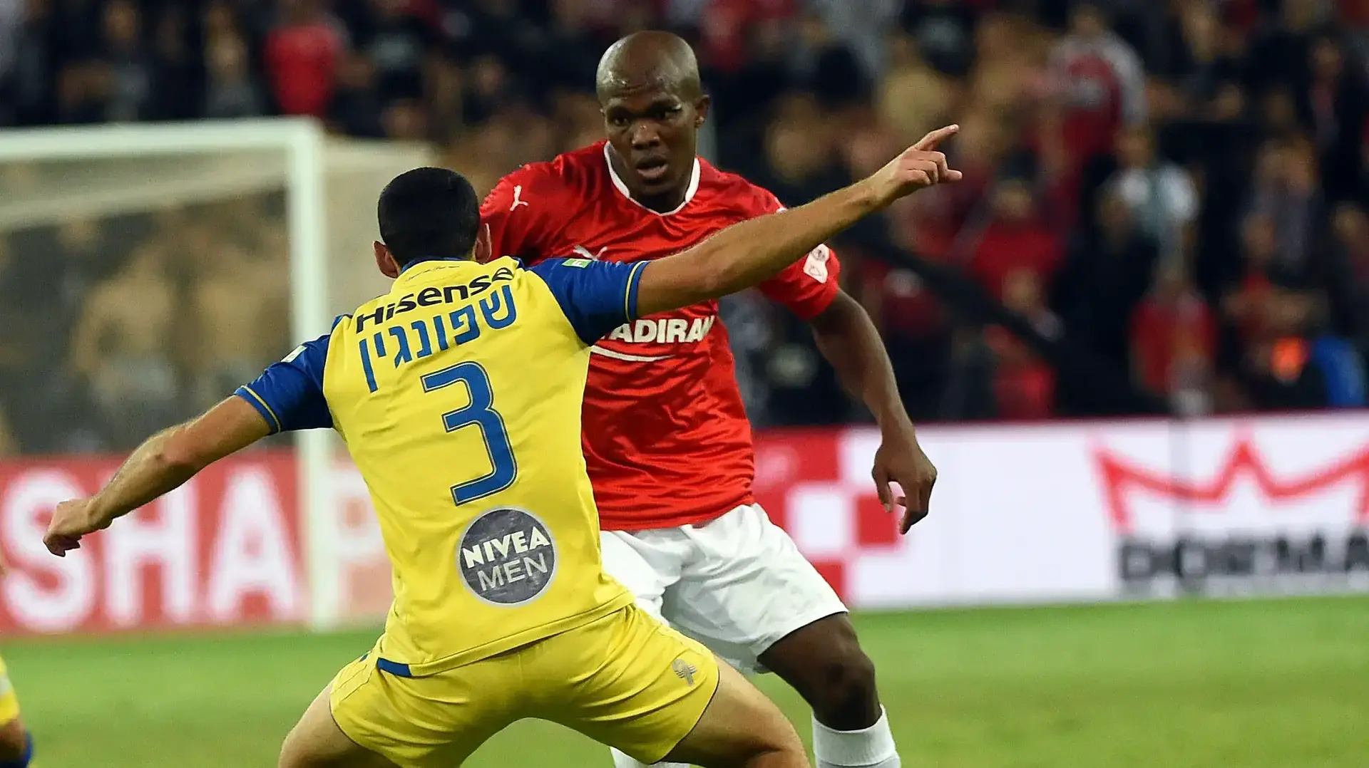 אנתוני וואקמה שחקן הפועל באר שבע מול יובל שפונגין שחקן מכבי תל אביב