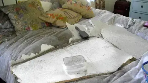 תקרה שקרסה למיטה