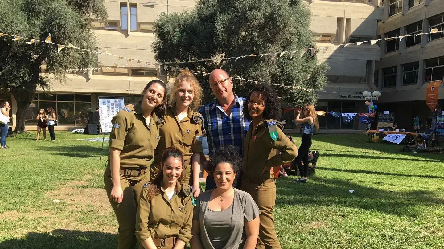 אביב לביא
