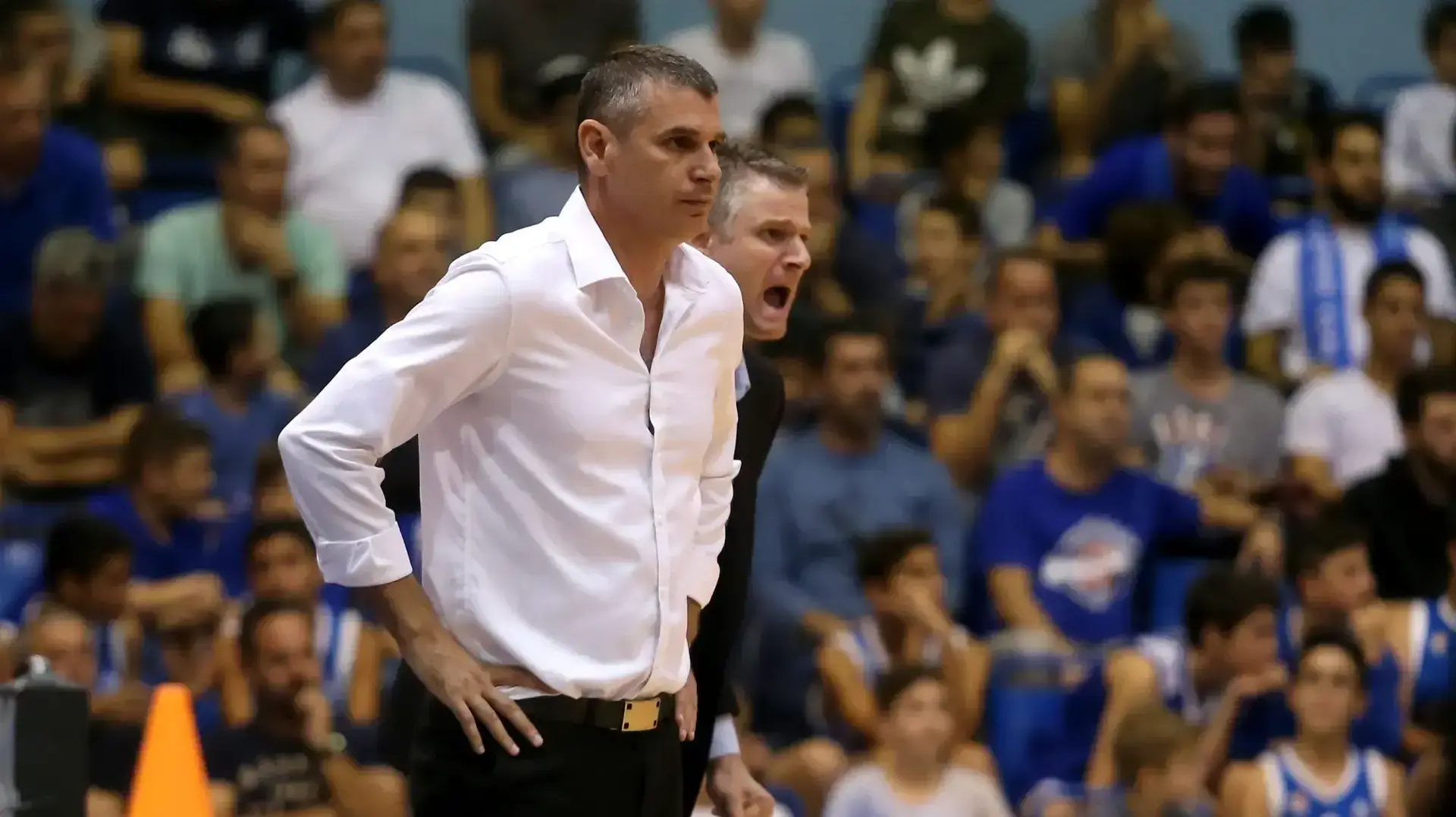 מיקי גורקה מאמן בני הרצליה עם עוזרו אלון שטיין