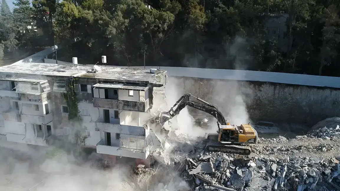 הריסת בניין ברמות רמז בחיפה