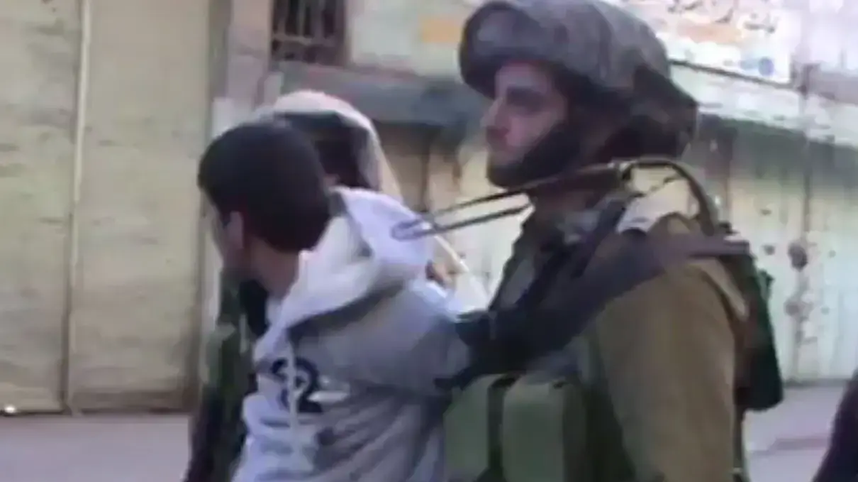 דין יששכרוף עם עצור פלסטיני ב-2014, מתוך סרטון "שוברים שתיקה"