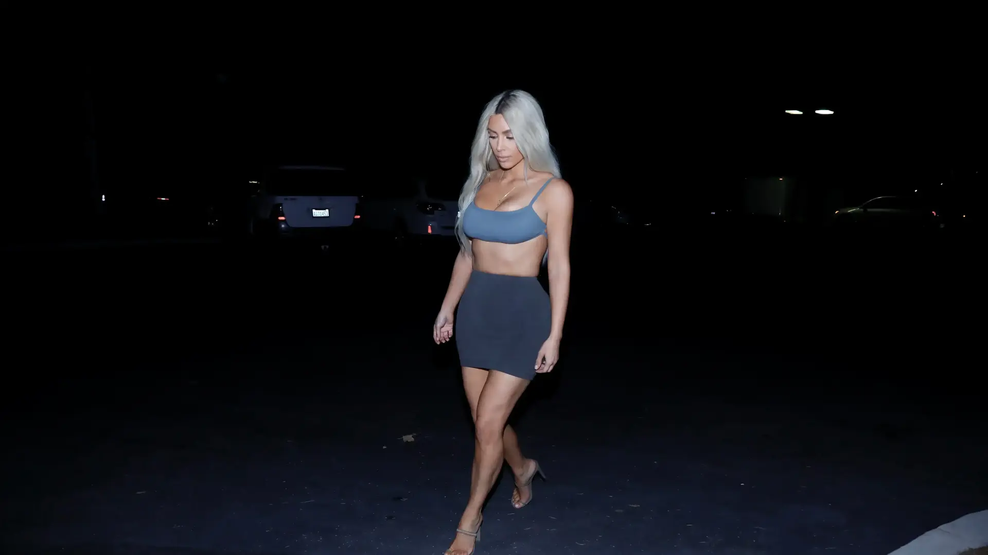 קים קרדשיאן לובשת ביגוד מקולקציית Yeezy 6 בעיצוב קניה ווסט, לוס-אנג'לס, נובמבר 2017