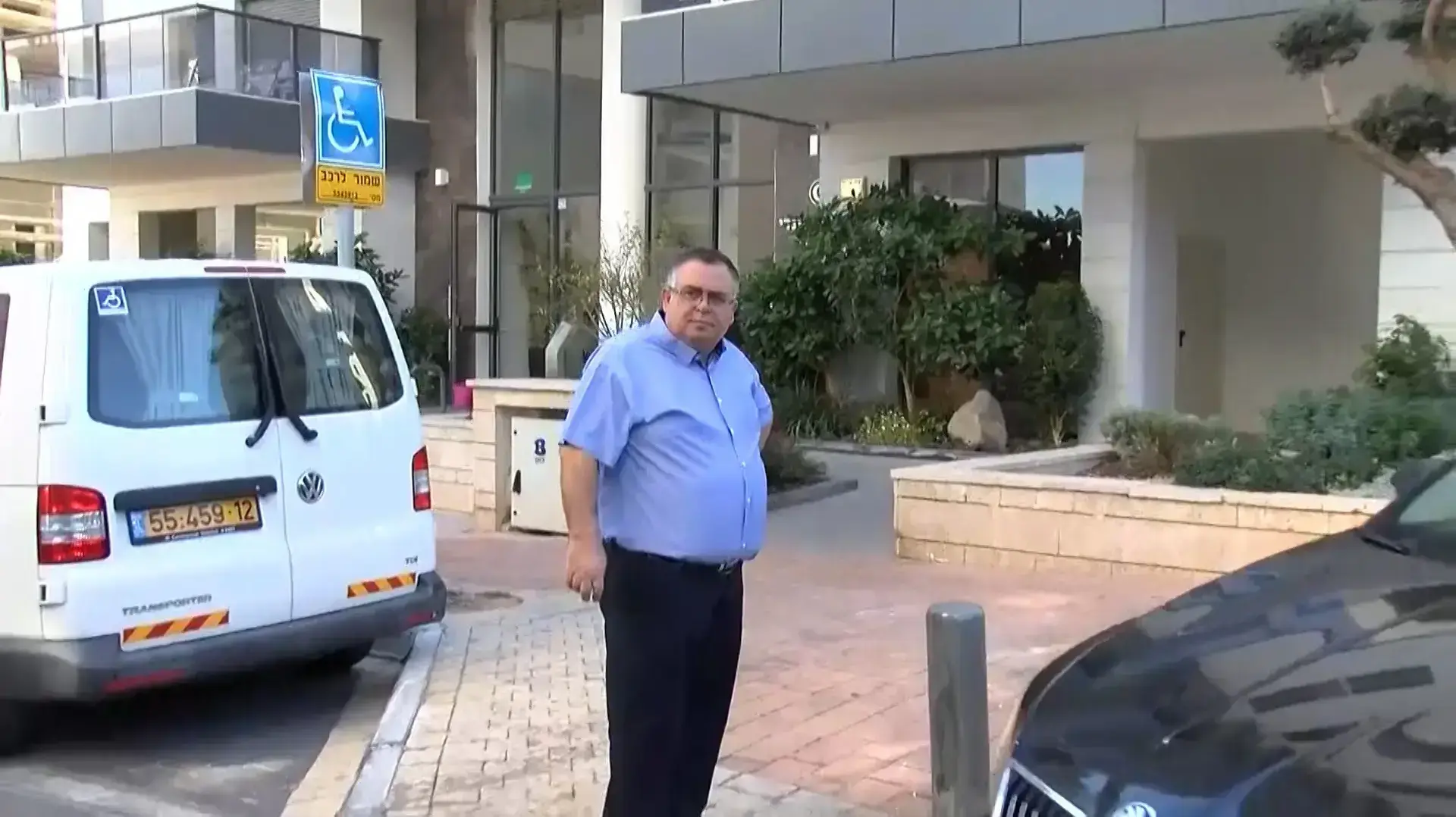 ח"כ דוד ביטן, מהליכוד תועד מחוץ לביתו לאחר 31 שעות חקירה במשרדי להב 334