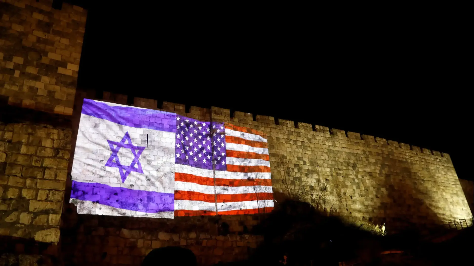 דגל ישראל וארהב על חומות ירושלים 6 בדצמבר 2017