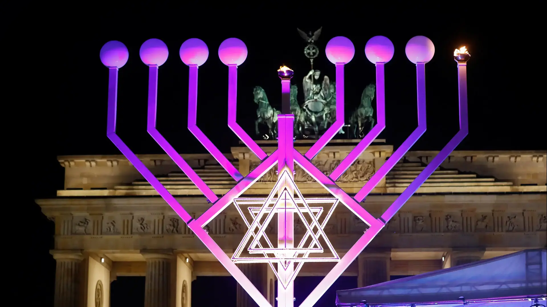 מנורת חנוכה הגדולה באירופה ליד עץ חג מולד במהלך טקס בברלין, גרמניה 13 בדצמבר 2017
