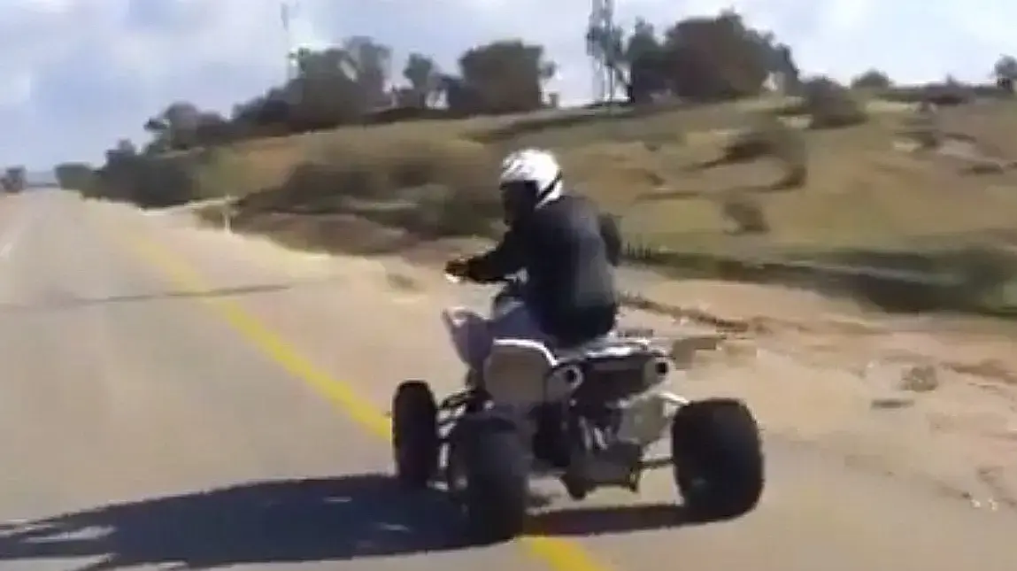רוכבים בפראות על טרקטורון
