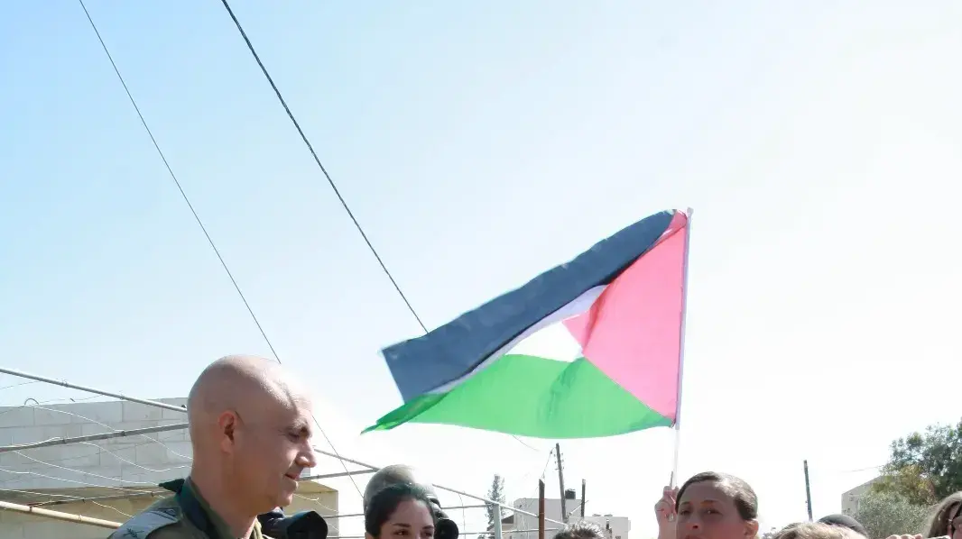 תמונות ארכיון מאפריל 2012 בהם נראית עהאד תמימי עם אחותה כאשר הן מתעמתות עם מפקד אוגדת איו"ש דאז, תת-אלוף חגי מרדכי