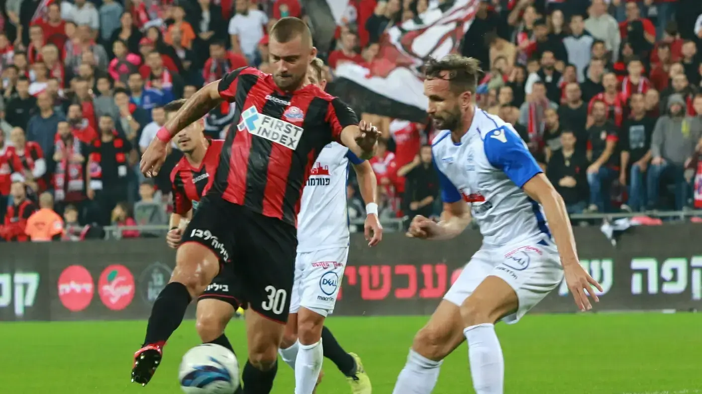 שחקן הפועל חיפה, גבריאל תמאש, מול שחקן מכבי פתח תקוה, תומאש סיבוק