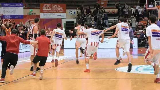יובל נעימי חוגג אחרי שקלע סל ניצחון במדי פורלי בליגה השנייה באיטליה