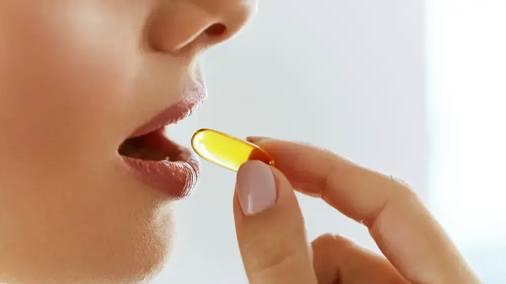 אישה בולעת תוסף תזונה אישה בולעת תוסף תזונה