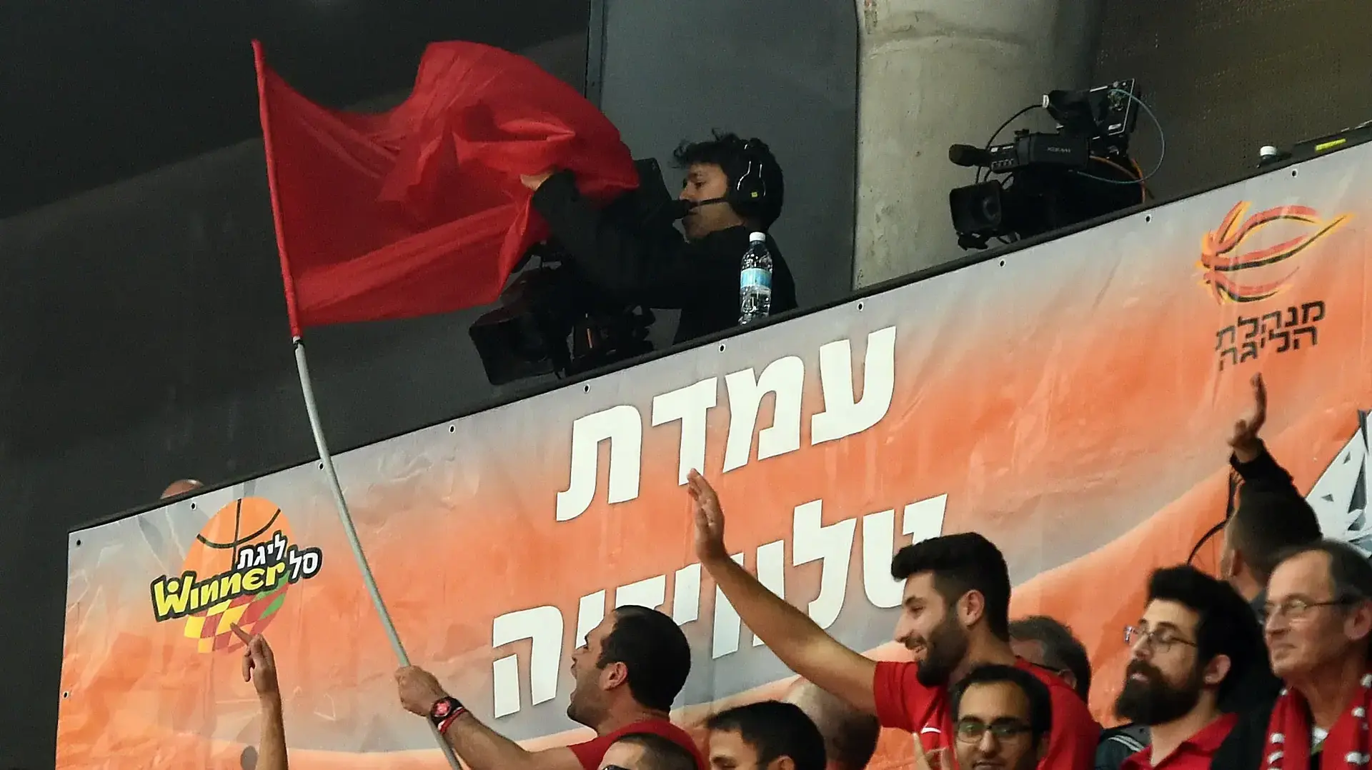 אוהדי הפועל תל אביב מפריעים לצוות השידור של ערוץ הספורט