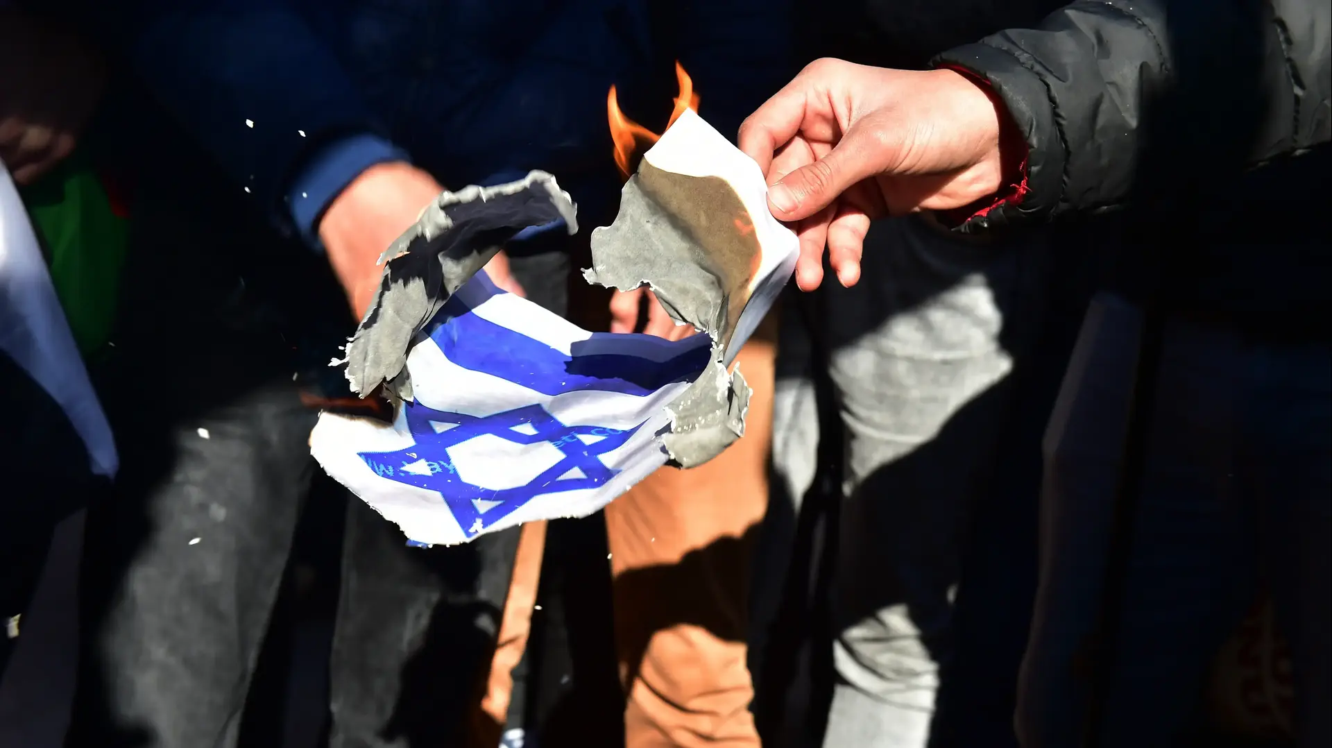 שריפת דגל ישראל