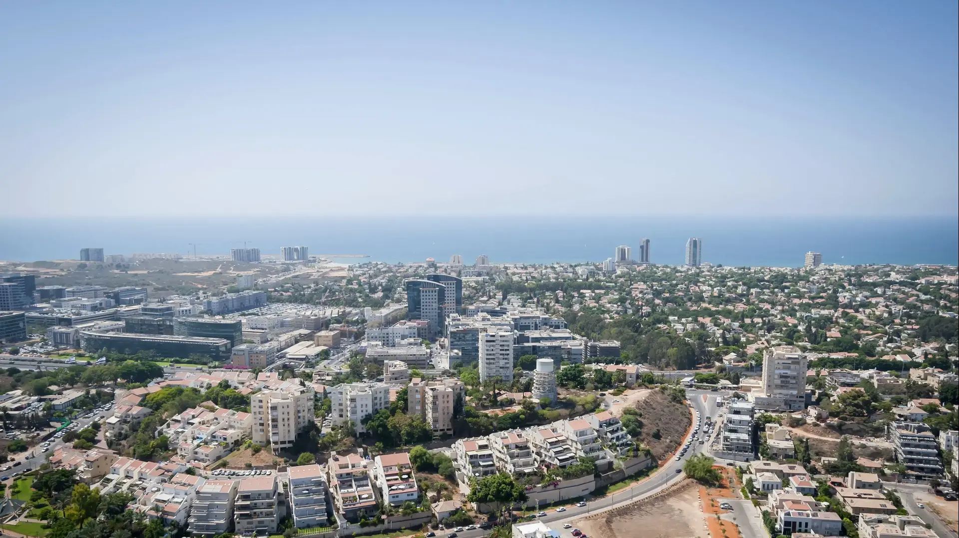 מראה מהאוויר של העיר הרצליה