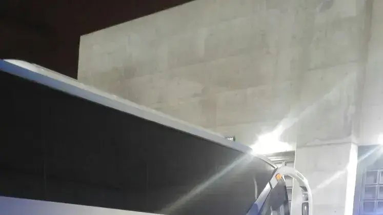 סוטיריס ניניס שחקן מכבי פתח תקוה עם שינו זוארץ ושני מאבטחים