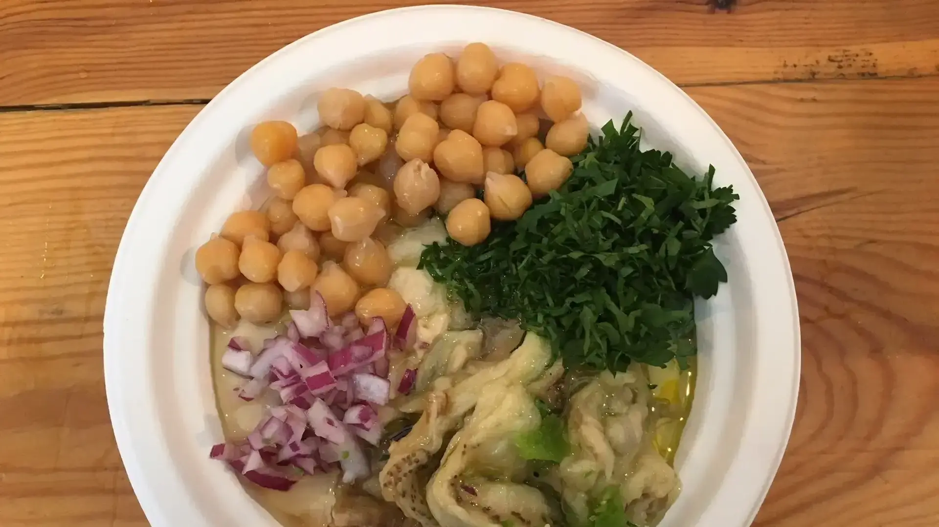 חומוס עם חצילים