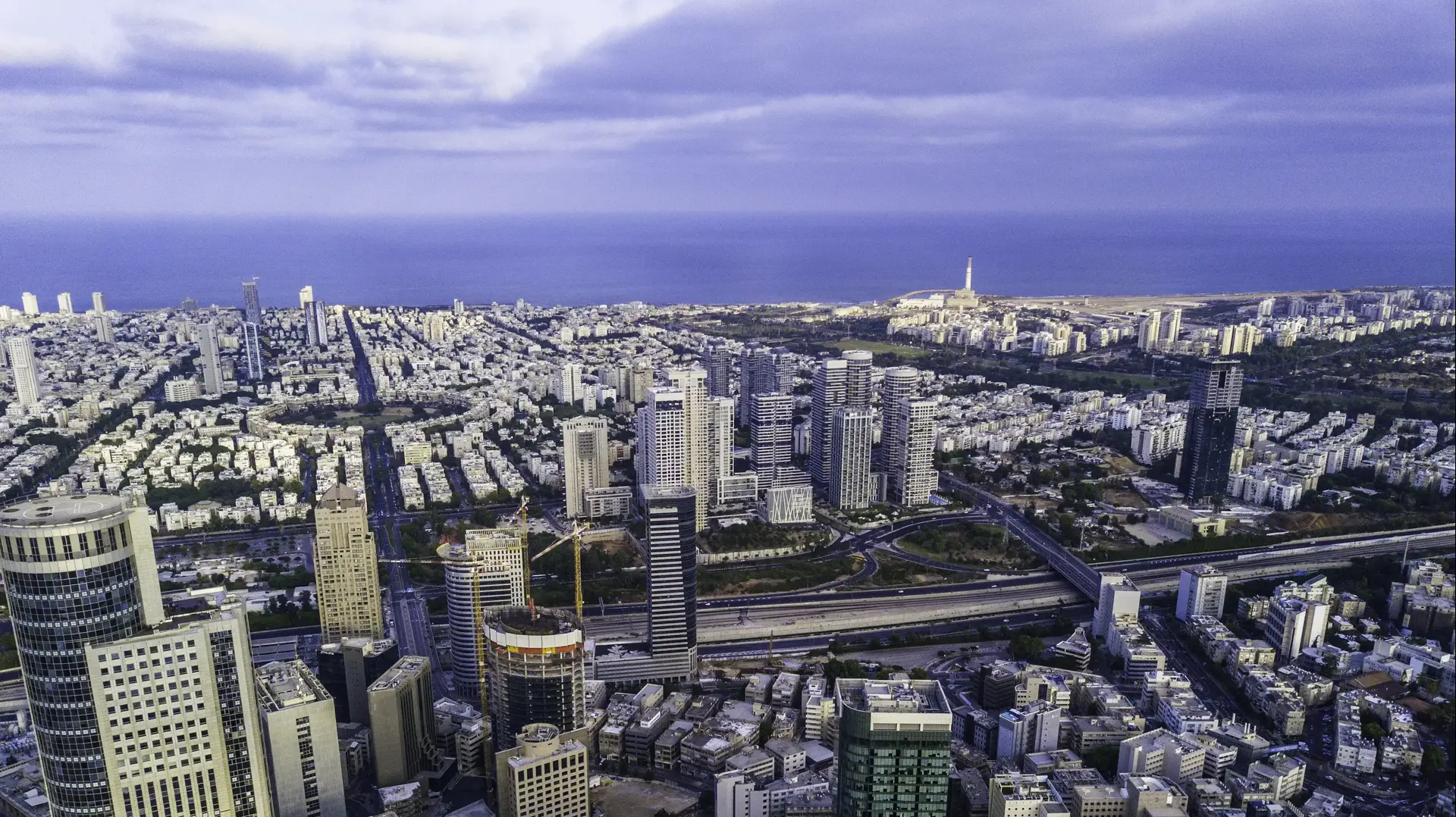 אזור הבורסה ברמת גן על רקע כיכר המדינה, פארק הירקון והעיר תל אביב