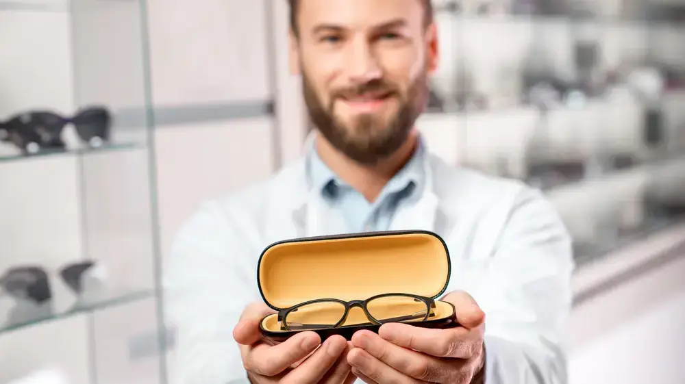 גבר מחזיק משקפי ראייה