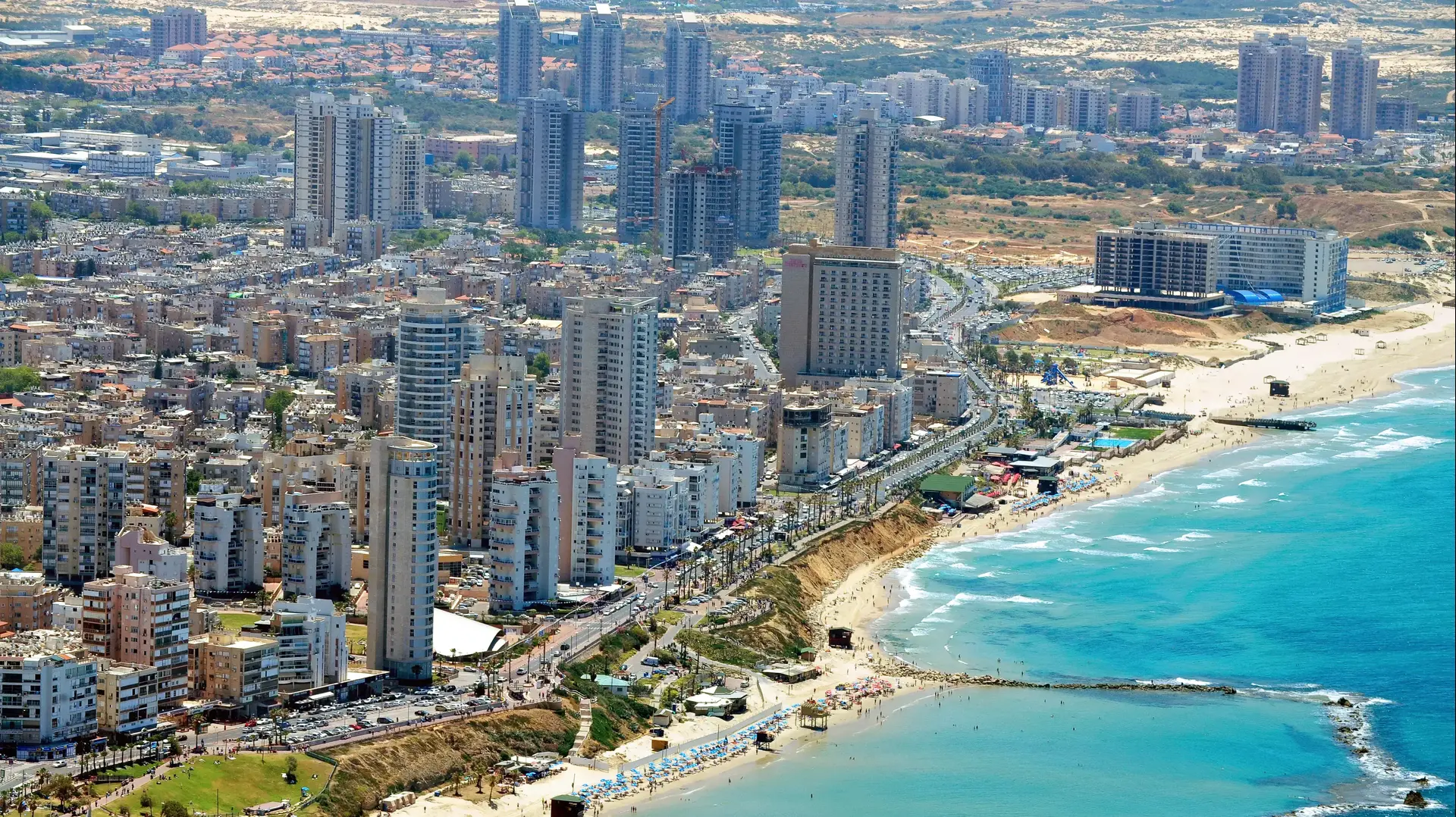 חוף הסלע, העיר בת ים