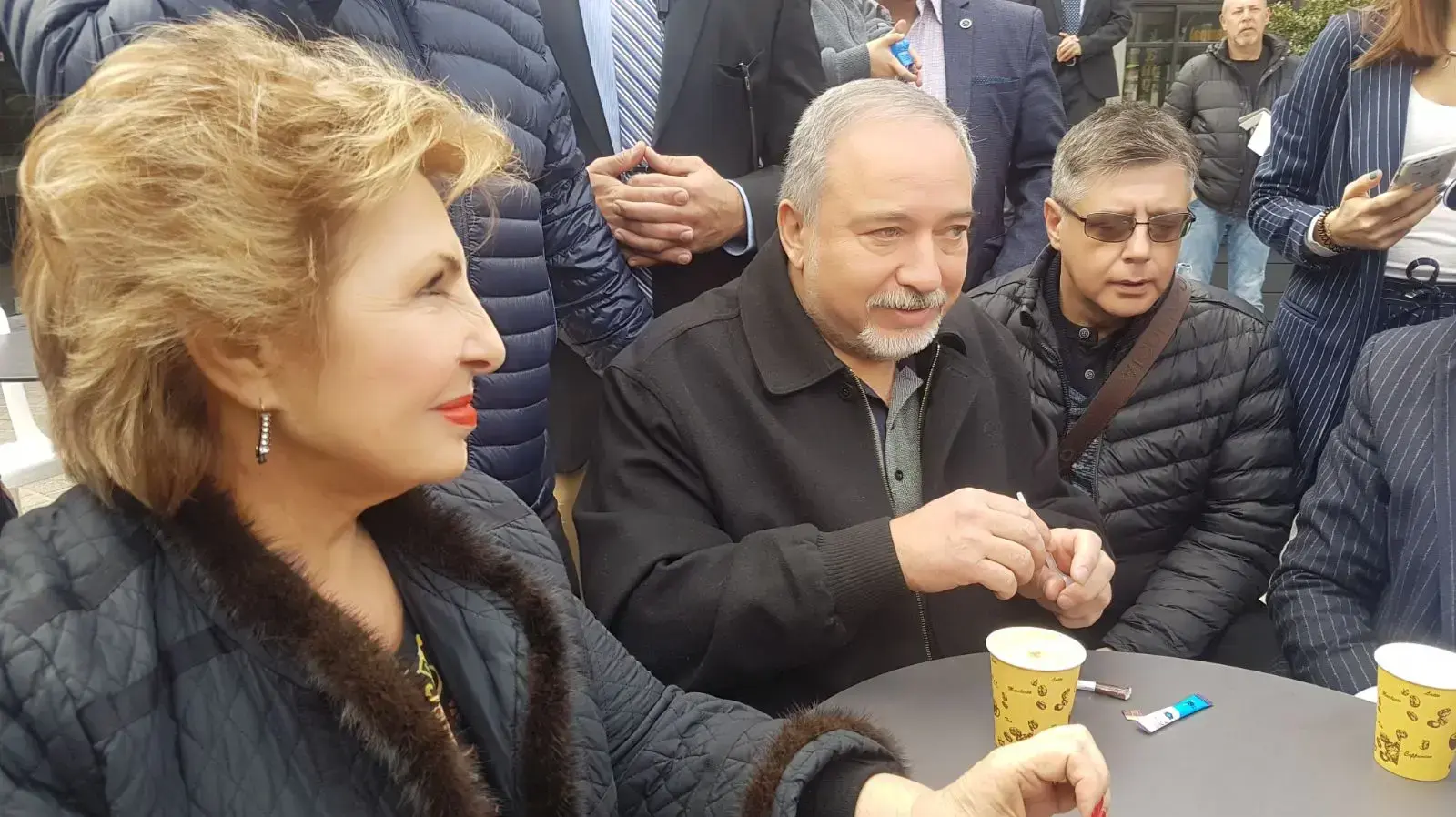 שר הביטחון אביגדור ליברמן עם סופה לנדבר באשדוד