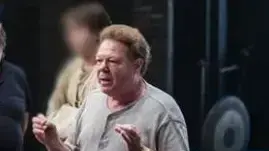 המורה לתיאטרון יוני לוקאס, עליו טוענים תלמידיו לשעבר כי הטריד ותקף אותם מינית