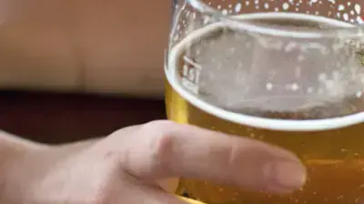 בחורה שותה כוס בירה בחורה שותה כוס בירה