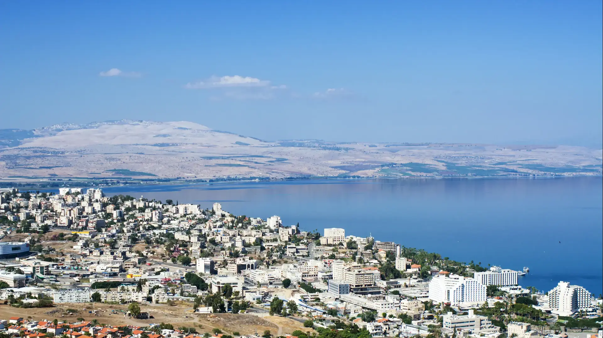 מבט מהאוויר על העיר טבריה ועל הכינרת