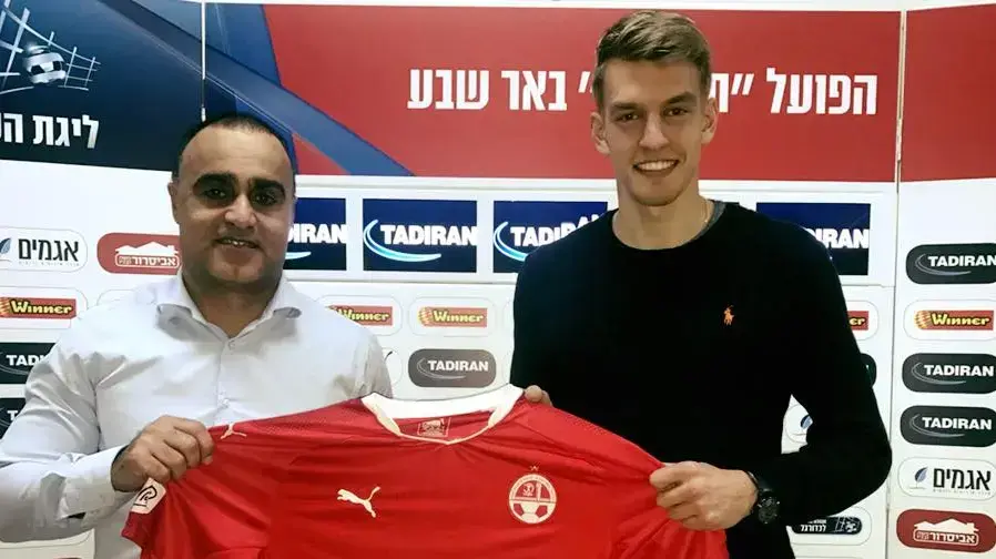 שחקן הפועל באר שבע ואדים מאנזון עם אסי רחמים