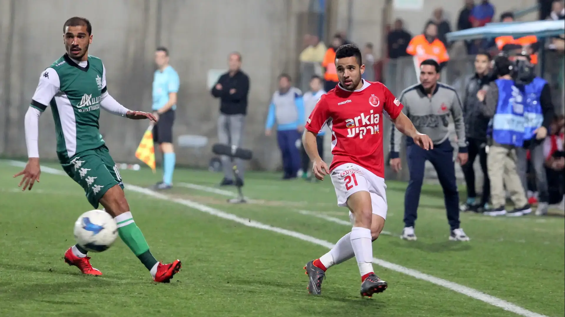 מוטי ברשצקי שחקן הפועל תל אביב מול חסן אבו זייד שחקן אחי נצרת מוטי ברשצקי שחקן הפועל תל אביב מול חסן אבו זייד שחקן אחי נצרת