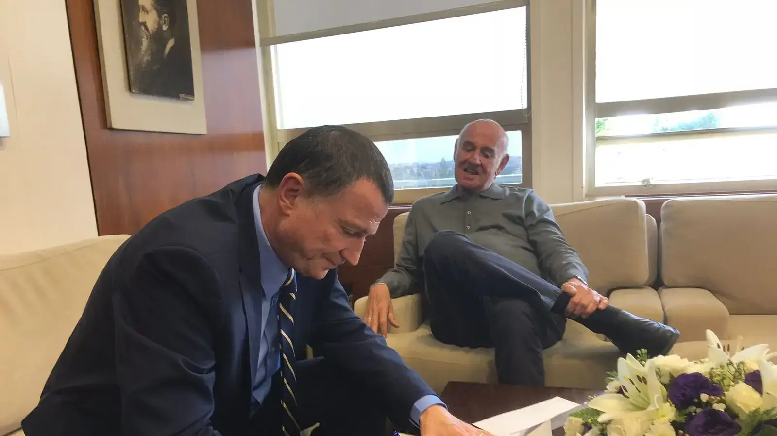 חבר הכנסת יעקב פרי, יש עתיד חותם על מכתב התפטרותו, 7 בפברואר 2018 חבר הכנסת יעקב פרי, יש עתיד חותם על מכתב התפטרותו, 7 בפברואר 2018