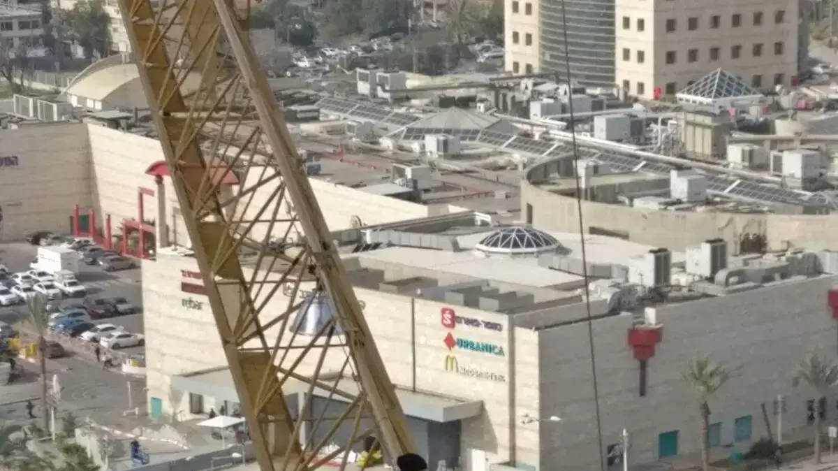 פועלי בניין עבודה בגובה אתר בנייה