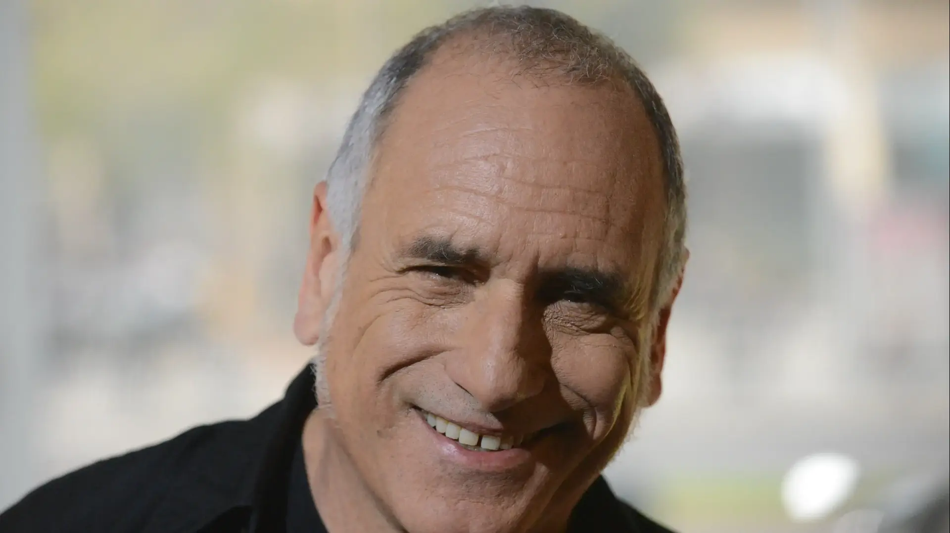 דויד ברוזה מרואיין באולפן וואלה! על ידי שגיא בן נון ומבצע את שירו "טבעת הזהב"