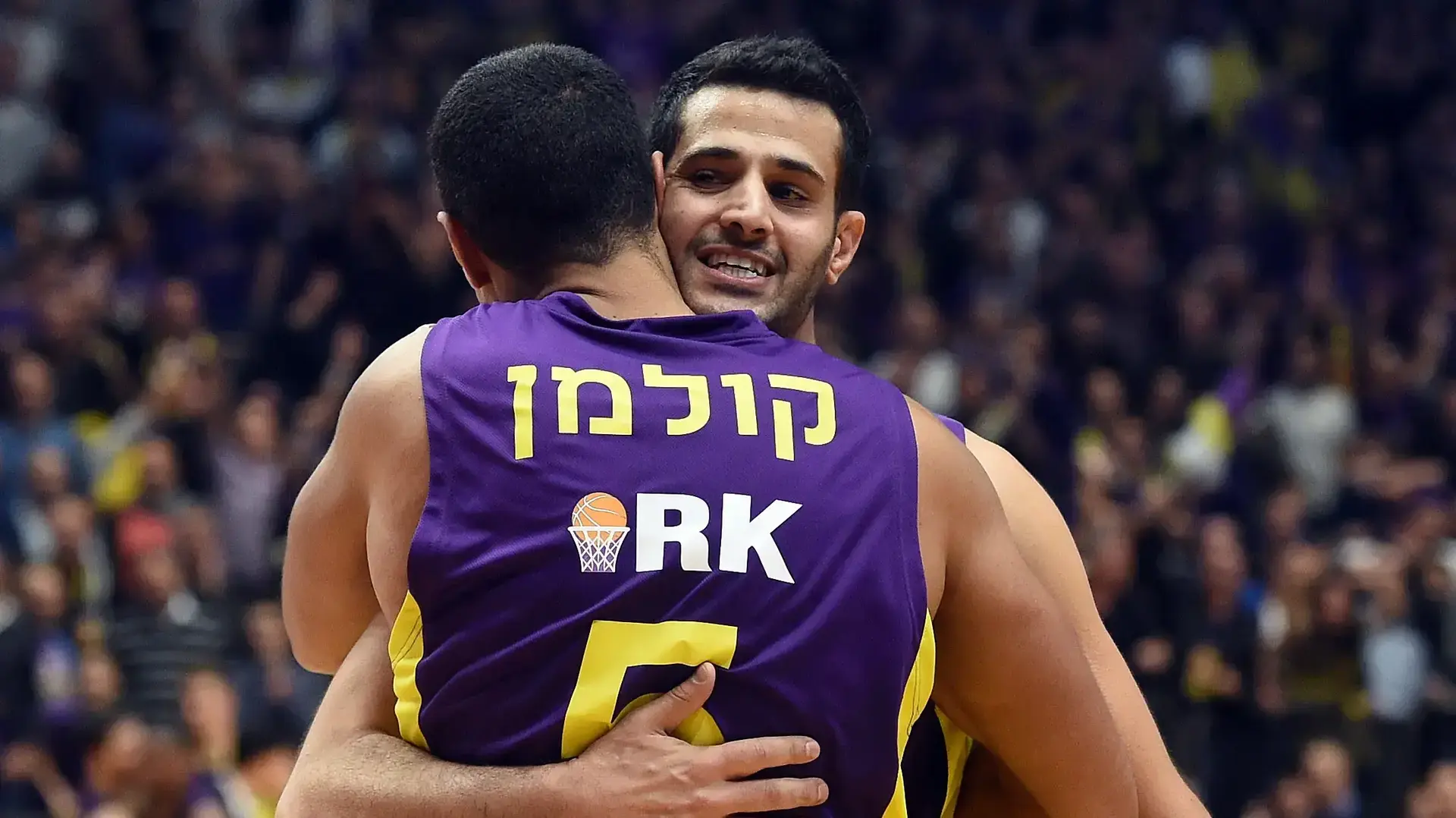 שחקני הפועל חולון חנן קולמן, שלומי הרוש חוגגים