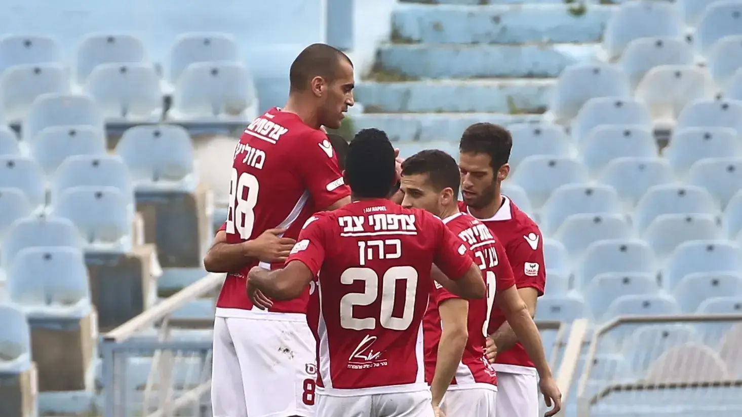 פייסל מוליץ' חוגג עם שחקני הפועל תל אביב
