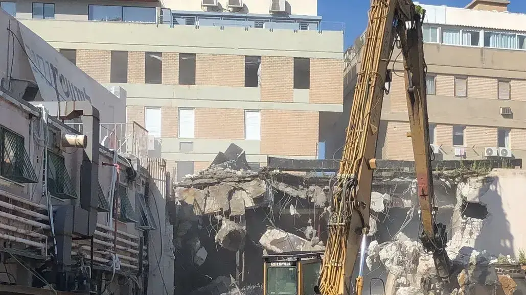 הריסת תיאטרון בית לסין בתל אביב