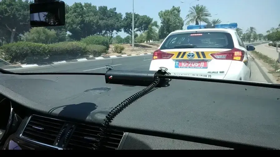 נעצר על ידי שוטרת בתואנה לדיבור בנייד בזמן נהיגה