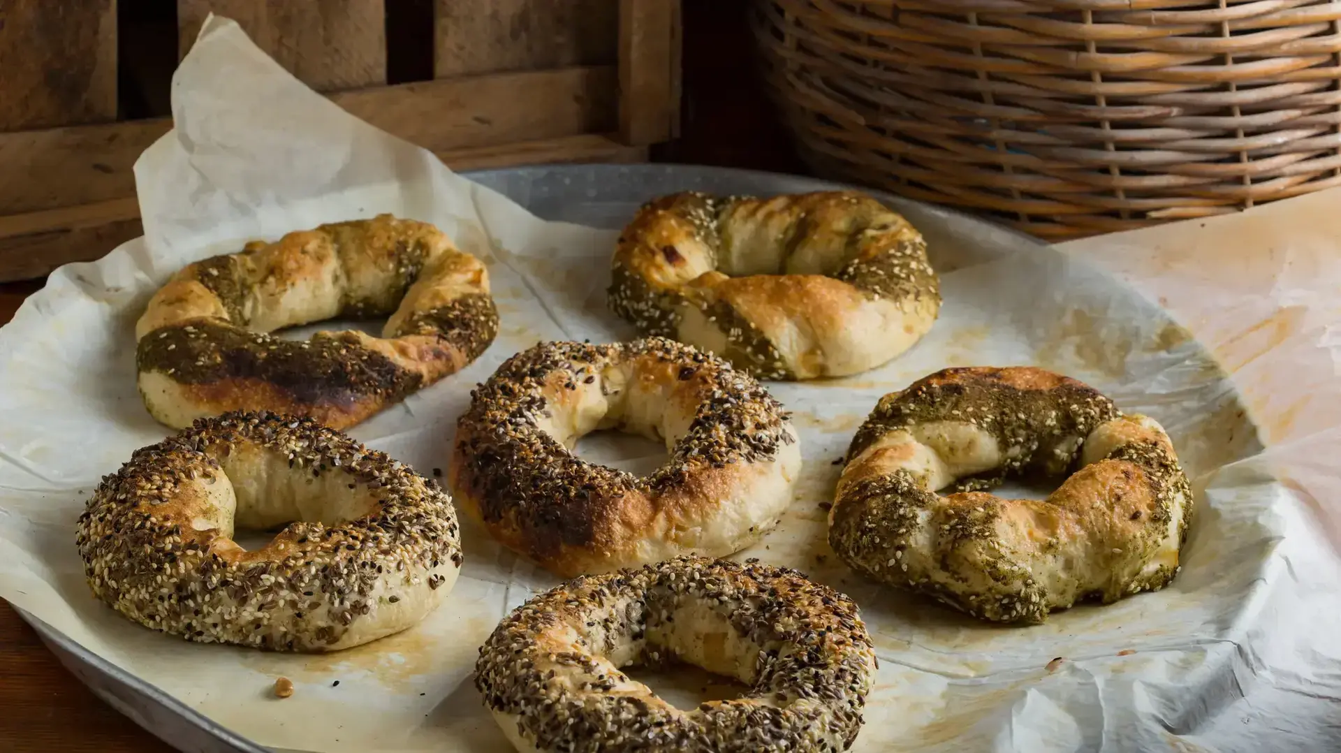בייגל בצל של מאפיית מלכה כהן בחצר גשר הישנה בייגל בצל של מאפיית מלכה כהן בחצר גשר הישנה