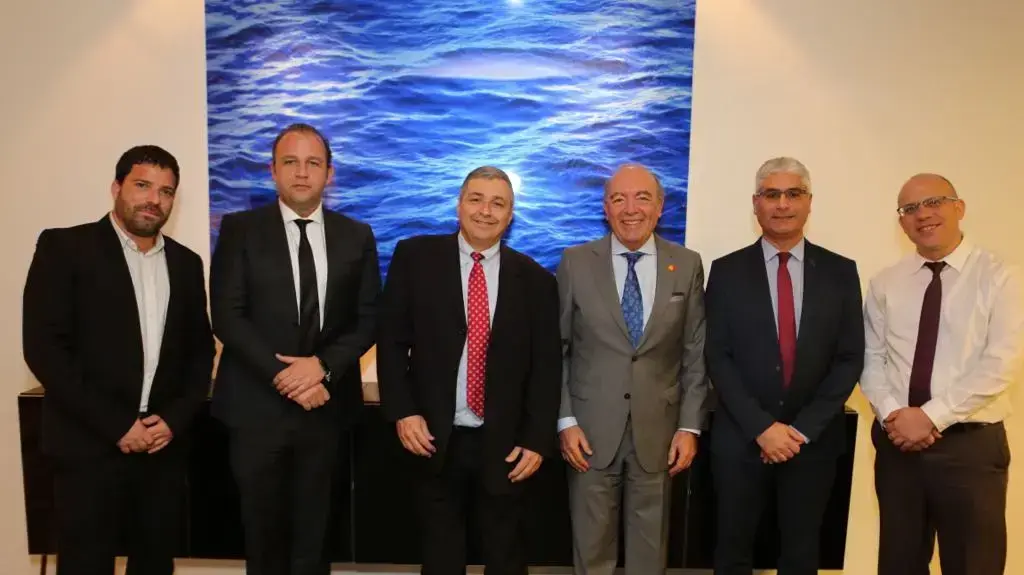 עופר קורן מבנק הפועלים, ארז יוסף COO בנק הפועלים, חוויאר פרז נשיא מאסטרקארד אירופה, אריק פינטו מנכ"ל בנק הפועלים, אנדראש המברגר מנהל מאסטרקארד ישראל, עומר אונגר נציג מאסטרקארד ישראל. עופר קורן מבנק הפועלים, ארז יוסף COO בנק הפועלים, חוויאר פרז נשיא מאסטרקארד אירופה, אריק פינטו מנכ"ל בנק הפועלים, אנדראש המברגר מנהל מאסטרקארד ישראל, עומר אונגר נציג מאסטרקארד ישראל.