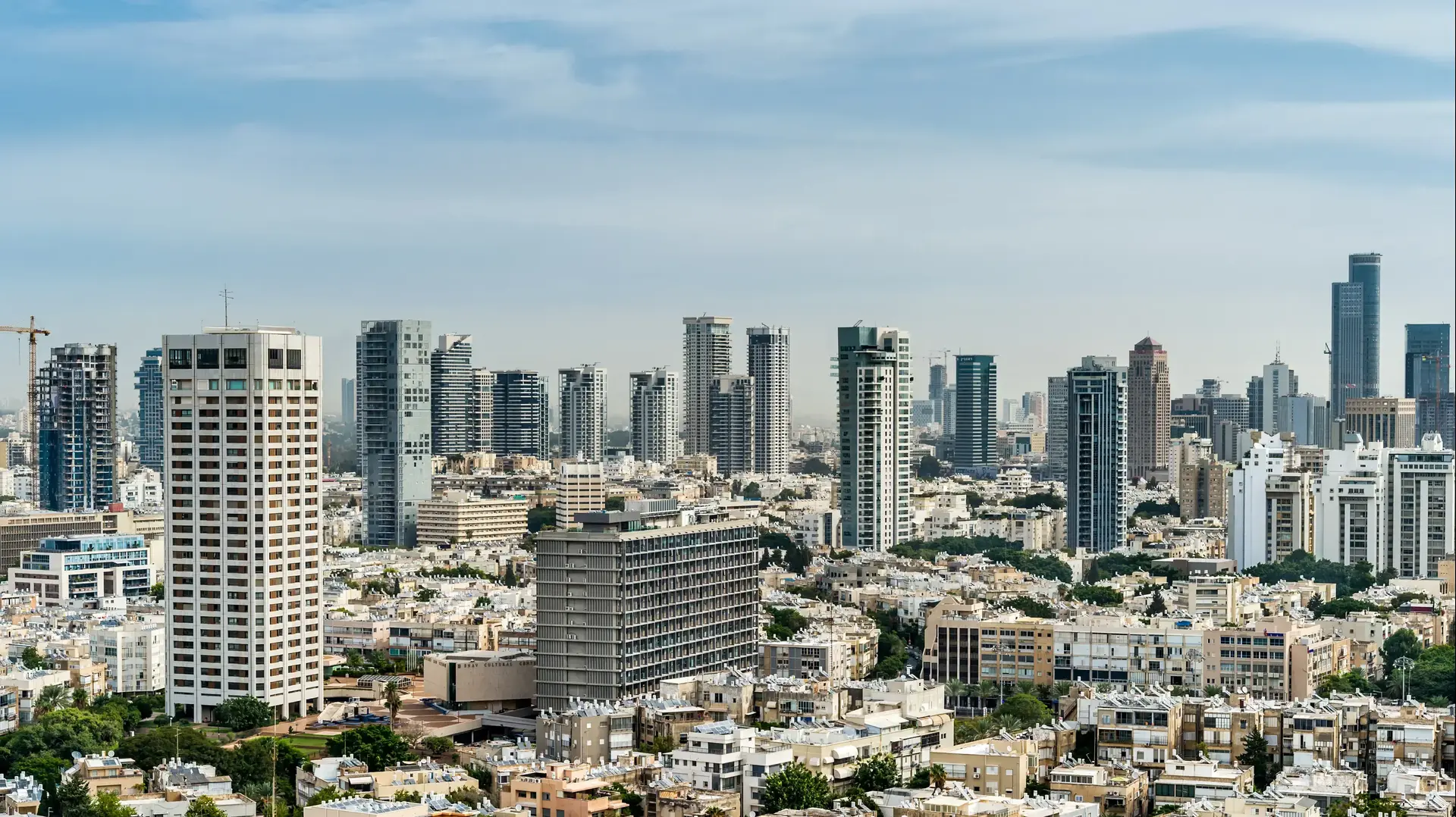 בניין עיריית תל אביב ומגדל גן העיר על רקע גורדי שחקים