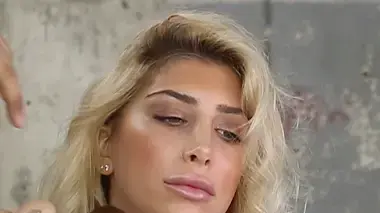 מעיין אשכנזי מתאפרת בסרטון לקליניק