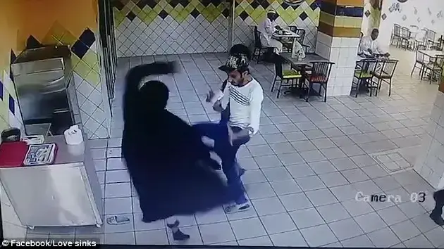 אישה תוקפת שף במסעדה בערב הסעודית