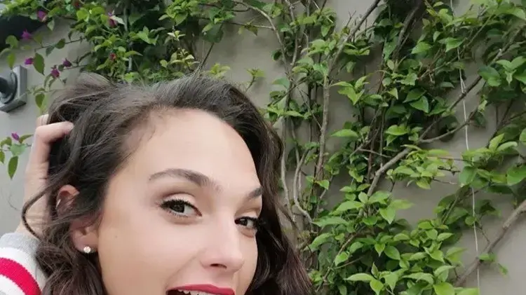 גל גדות מציגה את מראה האיפור לאביב של רבלון באינסטגרם