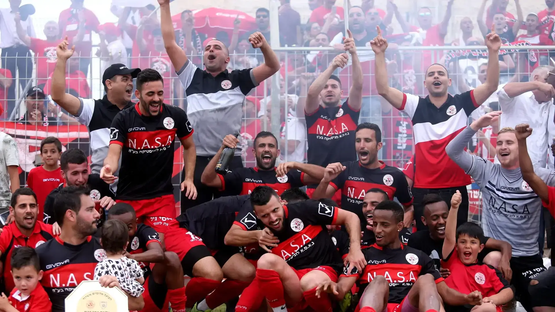 שחקני הפועל אשדוד חוגגים עלייה לליגה א' שחקני הפועל אשדוד חוגגים עלייה לליגה א'