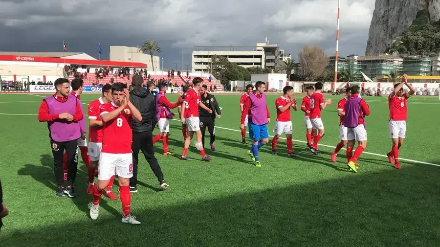 שחקני נבחרת גיברלטר חוגגים ניצחון על לטביה שחקני נבחרת גיברלטר חוגגים ניצחון על לטביה