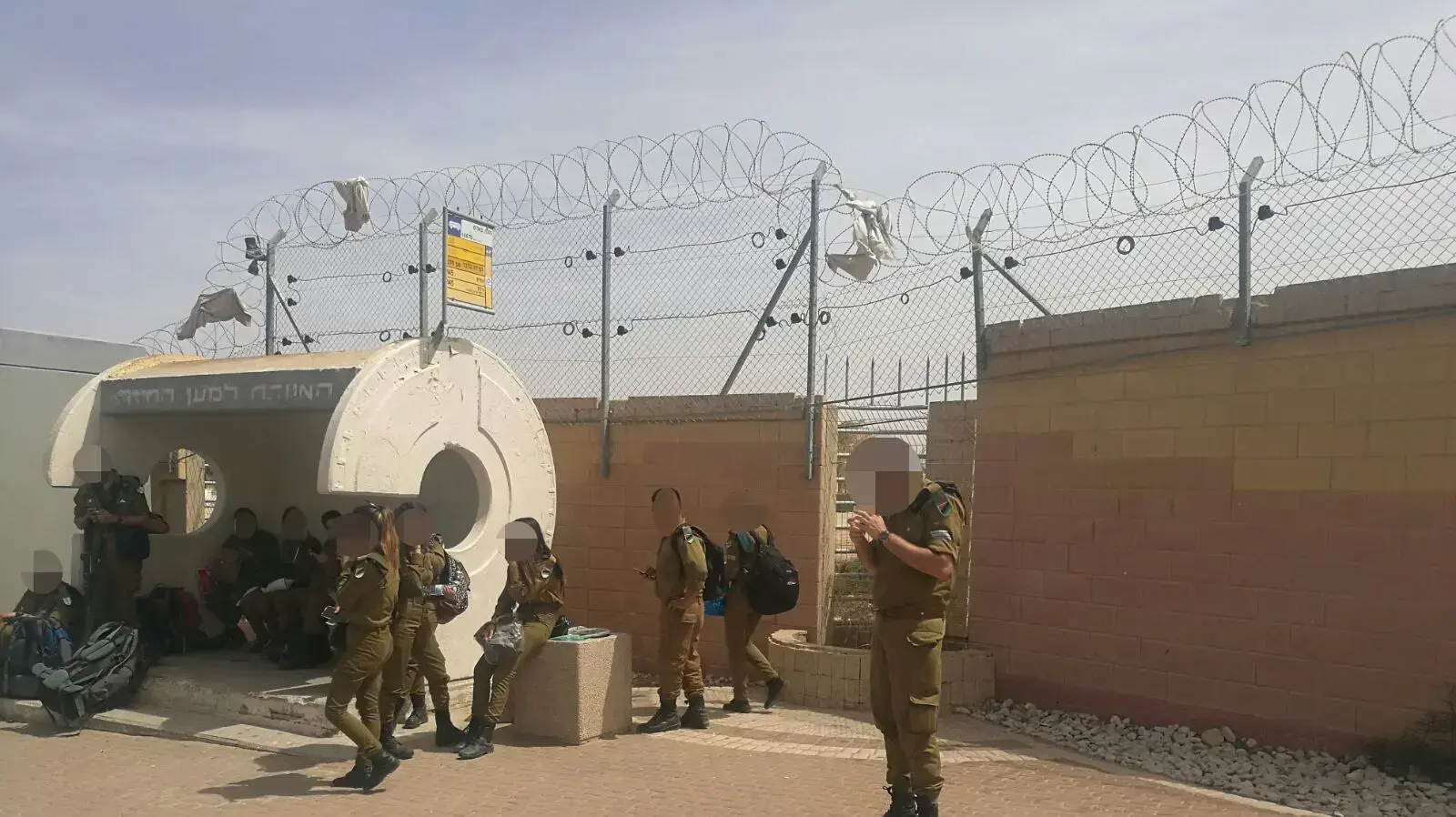 מחוץ לבסיס צהלים בו נתפסו המחבלים שחדרו מעזה