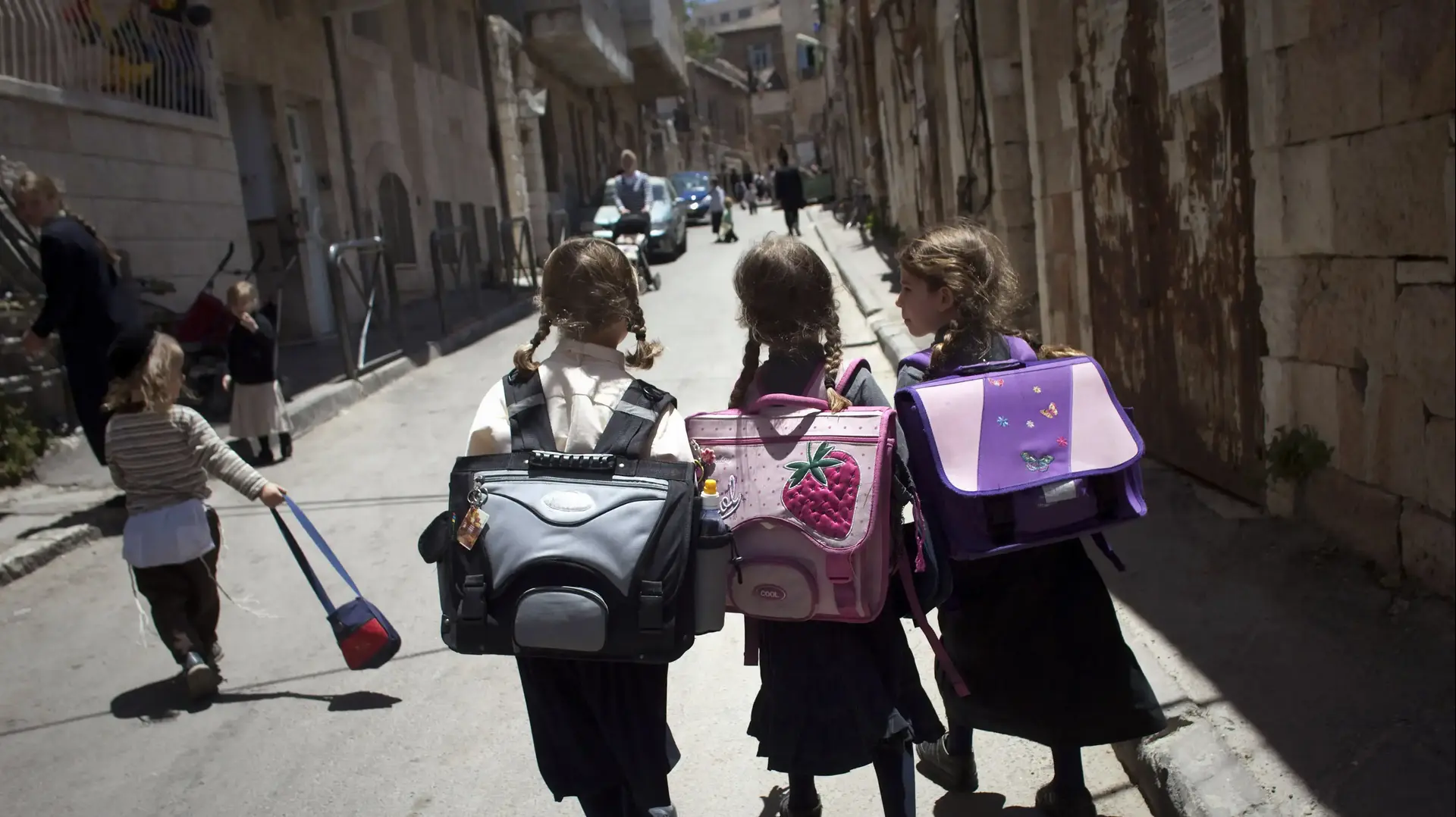 אילוסטרציה ילדות חרדיות בשכונת מאה שערים בירושלים. 2010