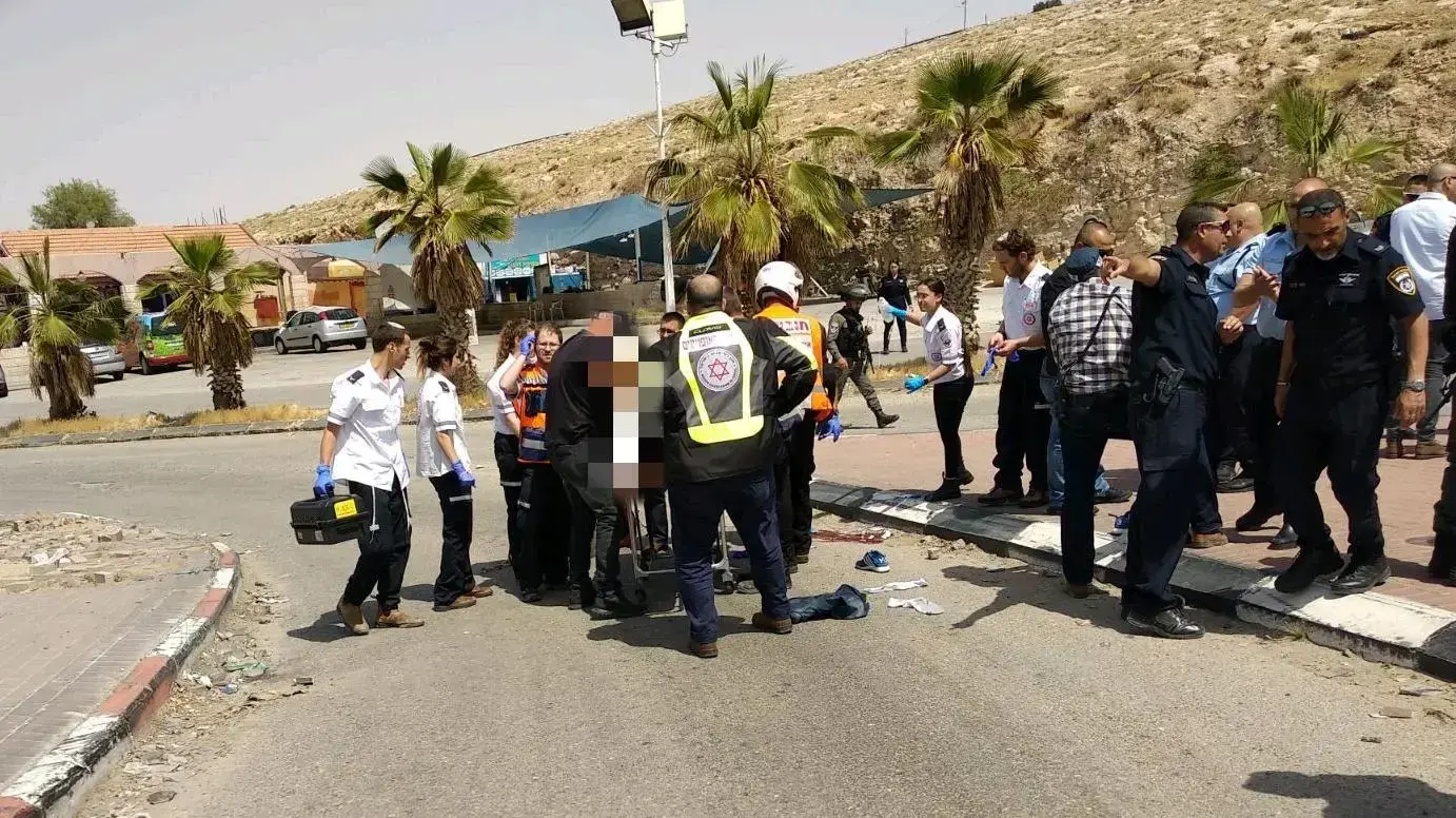 חשד לפיגוע דקירה
סמוך לתחנת דלק במישור אדומים הגיע חשוד שבידיו חפץ וניסה לדקור אדם במקום. אזרח שראה את החשוד ירה לעברו וניטרל אותו, 8 באפריל 2018