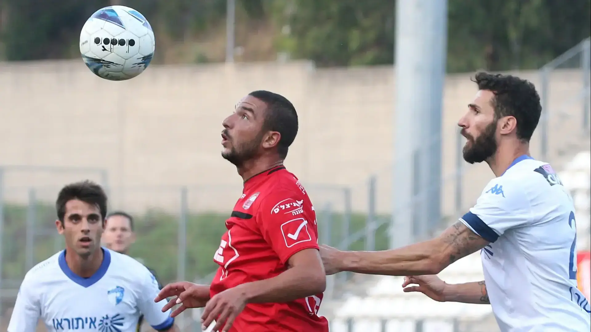 שחקן עירוני קרית שמונה, קרלוס קוויאר, מול שחקן הפועל רעננה, שמעון אבוחצירה