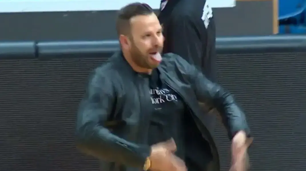 אורי אלון בעלי הפועל ירושלים עושה תנועה מגונה